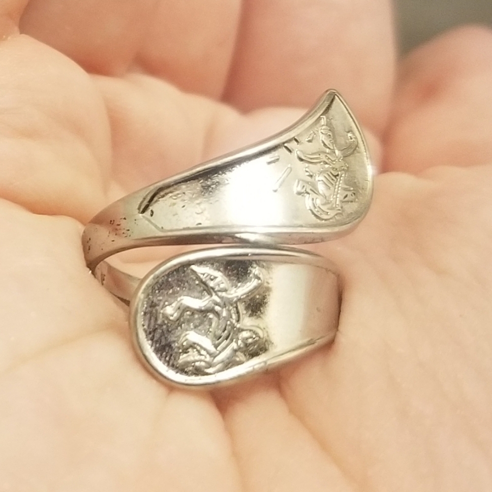 Vtg silvertone Asian-themed bypass ring - Picture 10 of 14